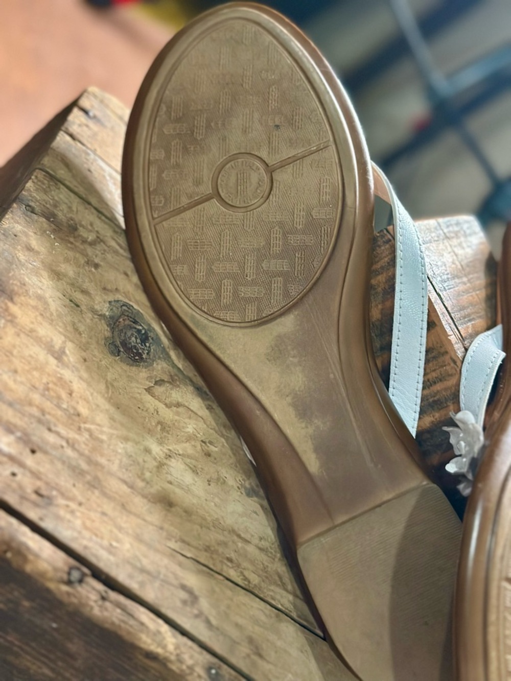 Italiana Italian Shoemakers White Floral Leather Thong Sandals - Picture 7 of 8